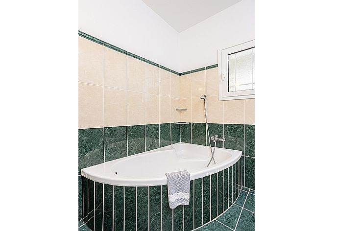 En suite bathroom with bath and shower . - Villa Kerkyroula . (Galería de imágenes) }}