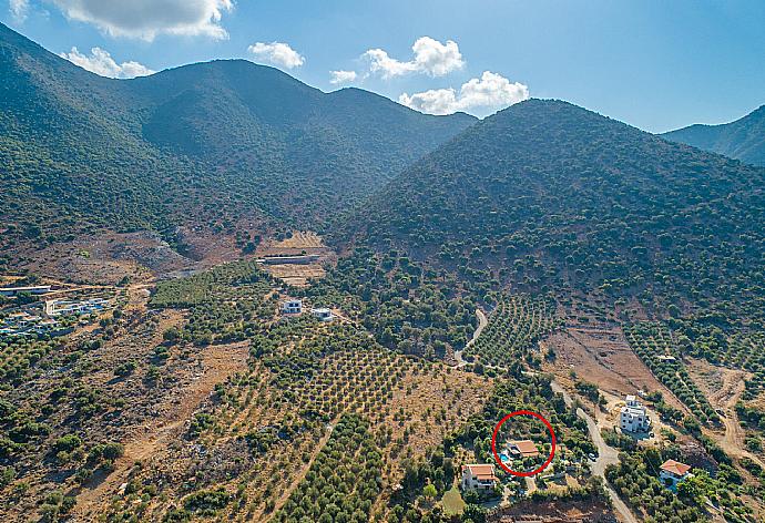 Aerial view showing location of Villa Dimitrios . - Villa Dimitrios . (Galerie de photos) }}