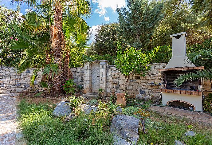 Terrace area with BBQ . - Villa Dimitrios . (Fotogalerie) }}