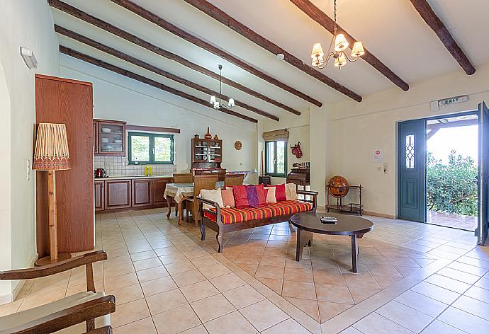 Open-plan living room with dining area, kitchen, WiFi internet, satellite TV, DVD player, and pool terrace access . - Villa Dimitrios . (Fotogalerie) }}