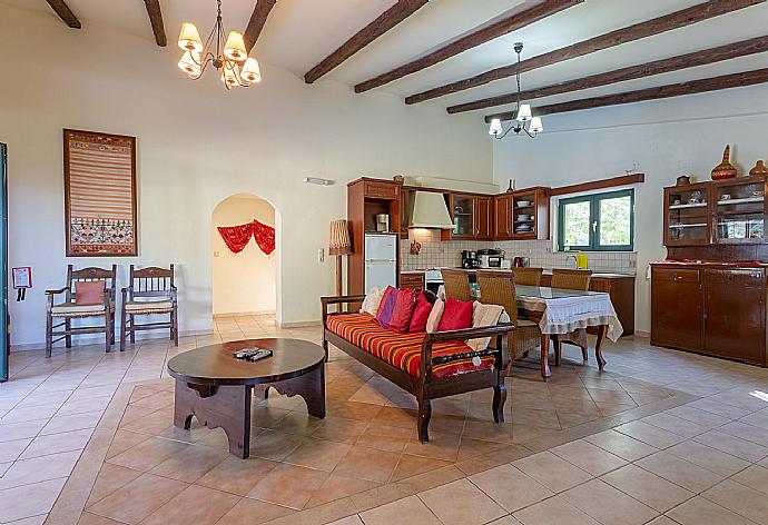 Open-plan living room with dining area, kitchen, WiFi internet, satellite TV, DVD player, and pool terrace access . - Villa Dimitrios . (Fotogalerie) }}