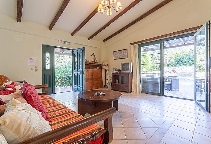 Open-plan living room with dining area, kitchen, WiFi internet, satellite TV, DVD player, and pool terrace access . - Villa Dimitrios . (Galleria fotografica) }}