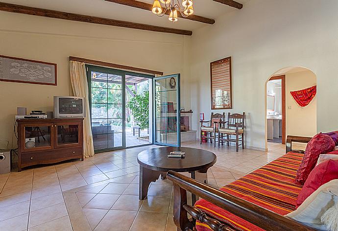 Open-plan living room with dining area, kitchen, WiFi internet, satellite TV, DVD player, and pool terrace access . - Villa Dimitrios . (Galerie de photos) }}