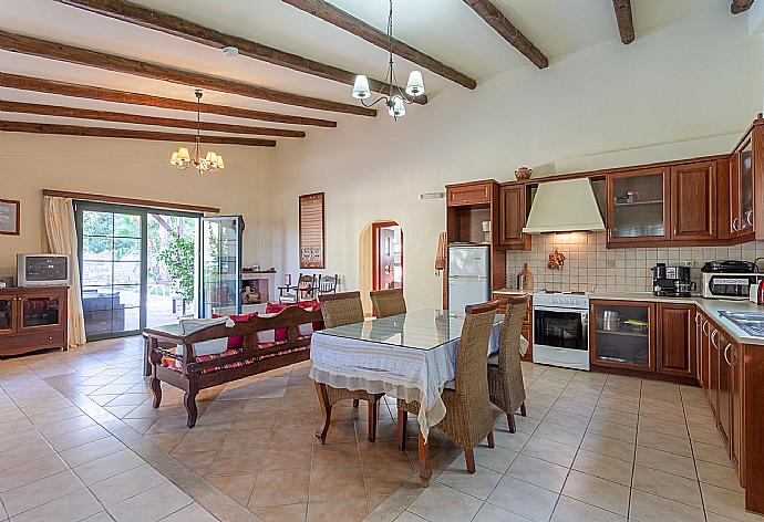 Open-plan living room with dining area, kitchen, WiFi internet, satellite TV, DVD player, and pool terrace access . - Villa Dimitrios . (Galleria fotografica) }}