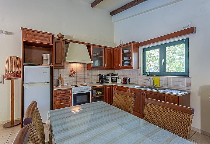 Dining area and equipped kitchen . - Villa Dimitrios . (Galerie de photos) }}