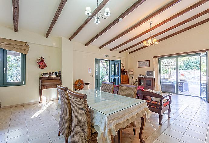 Open-plan living room with dining area, kitchen, WiFi internet, satellite TV, DVD player, and pool terrace access . - Villa Dimitrios . (Galleria fotografica) }}