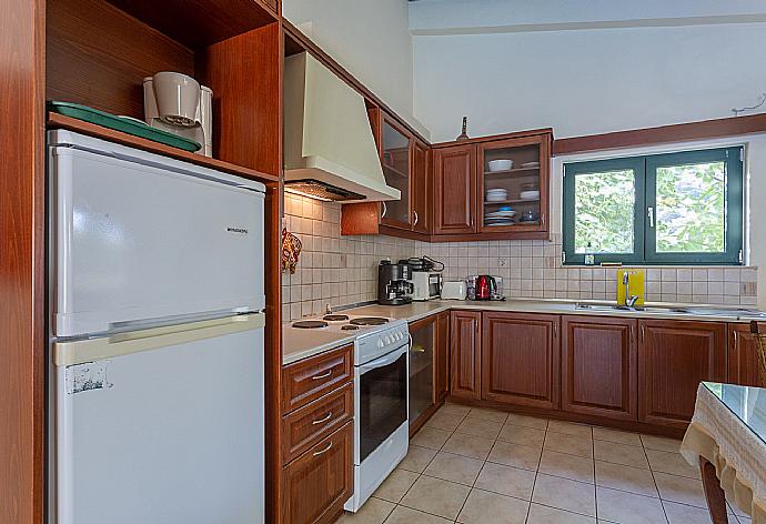 Equipped kitchen . - Villa Dimitrios . (Галерея фотографий) }}