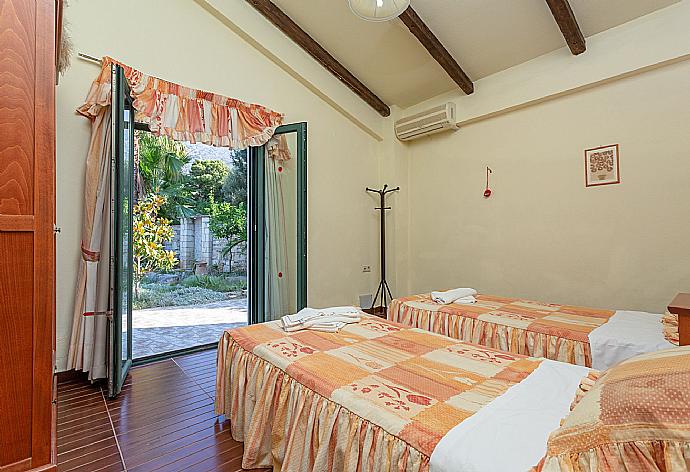 Twin bedroom with A/C and pool terrace access . - Villa Dimitrios . (Galería de imágenes) }}