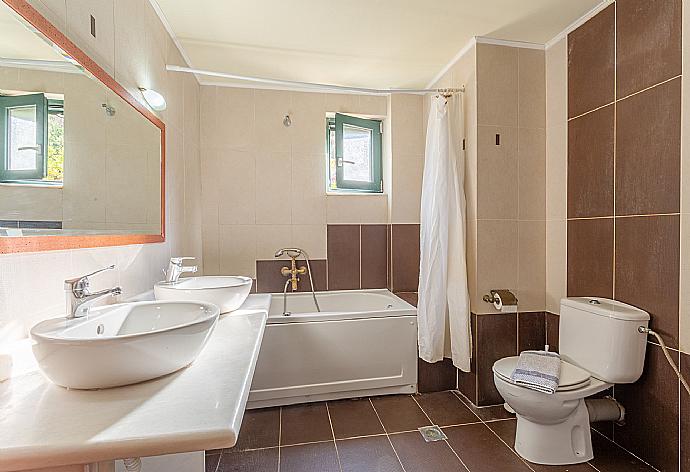 Family bathroom with bath and overhead shower . - Villa Dimitrios . (Photo Gallery) }}