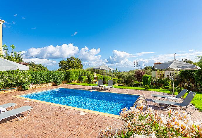 Private pool, terrace, and large garden . - Villa Mary . (Galería de imágenes) }}