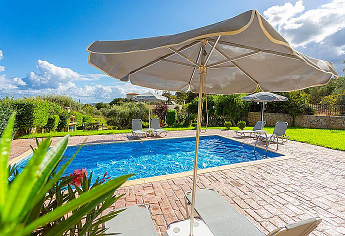 Private pool, terrace, and large garden . - Villa Mary . (Galería de imágenes) }}