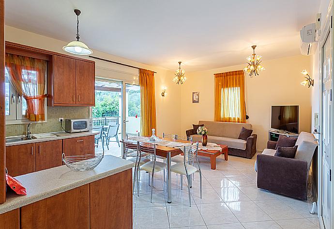 Open-plan living room with sofas, dining area, kitchen, A/C, WiFi internet, satellite TV, DVD player, and terrace access . - Villa Mary . (Galleria fotografica) }}