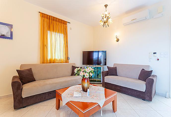 Open-plan living room with sofas, dining area, kitchen, A/C, WiFi internet, satellite TV, DVD player, and terrace access . - Villa Mary . (Galería de imágenes) }}