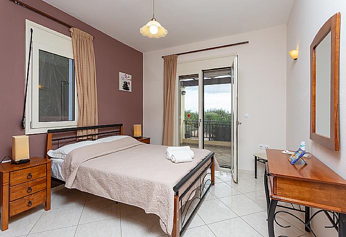 Double bedroom with A/C and upper terrace access . - Villa Mary . (Fotogalerie) }}