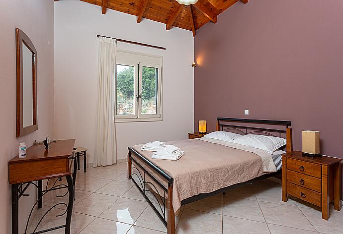 Double bedroom with A/C . - Villa Mary . (Fotogalerie) }}