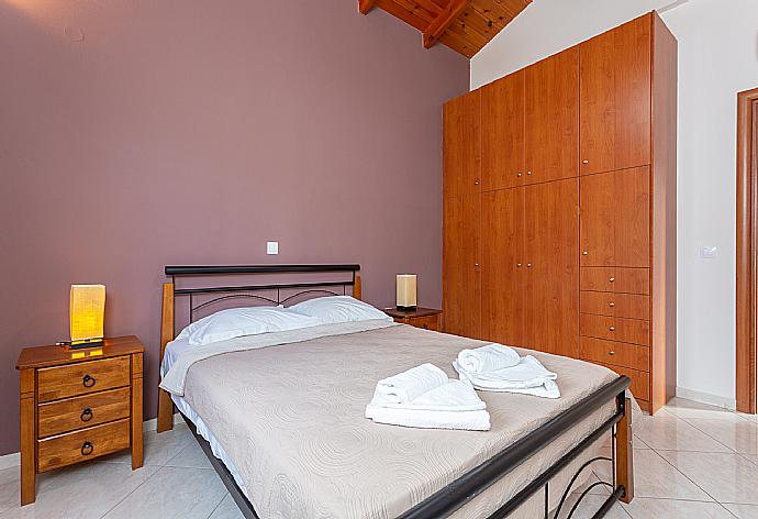 Double bedroom with A/C . - Villa Mary . (Galería de imágenes) }}