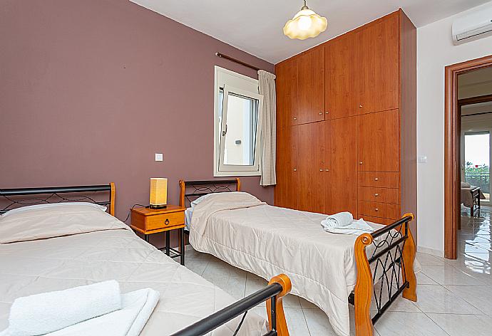 Twin bedroom with A/C . - Villa Mary . (Photo Gallery) }}