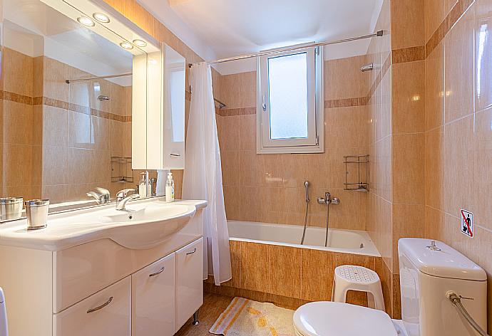 Family bathroom with bath and shower . - Villa Mary . (Fotogalerie) }}