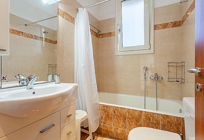 Family bathroom with bath and shower . - Villa Mary . (Photo Gallery) }}