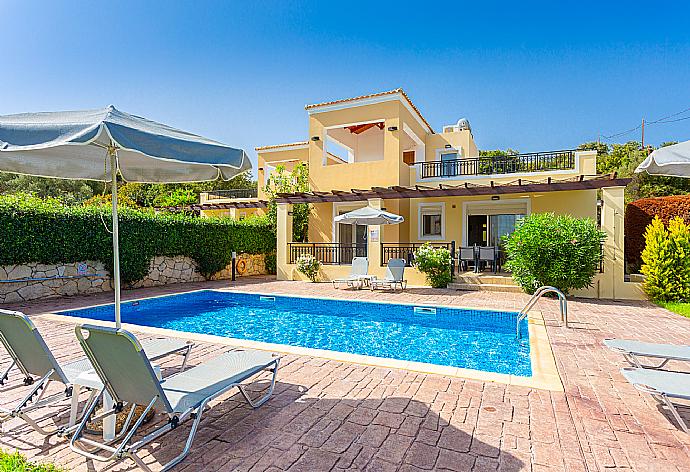 Beautiful villa with private pool, terrace, and large garden . - Villa Georgia . (Galería de imágenes) }}