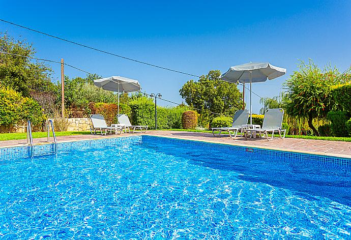 Private pool, terrace, and large garden . - Villa Georgia . (Galería de imágenes) }}