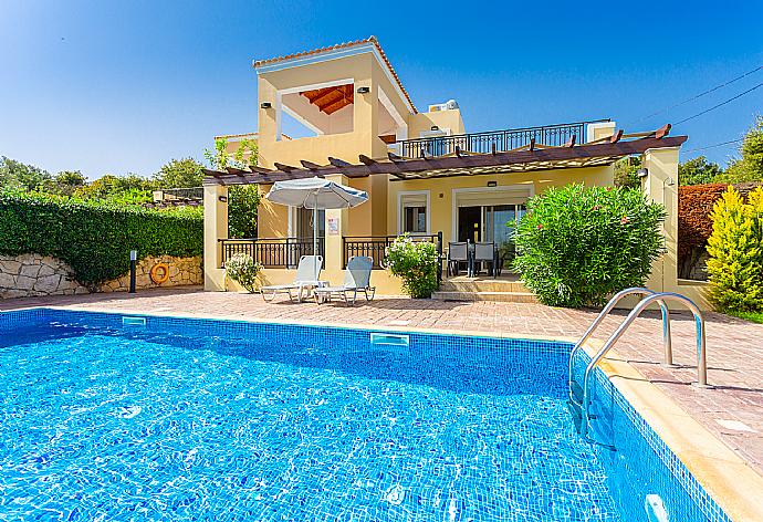 Beautiful villa with private pool, terrace, and large garden . - Villa Georgia . (Galería de imágenes) }}