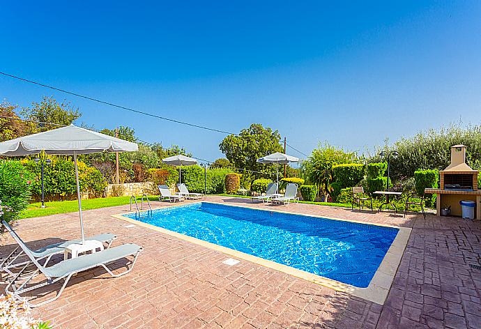 Private pool, terrace, and large garden . - Villa Georgia . (Галерея фотографий) }}