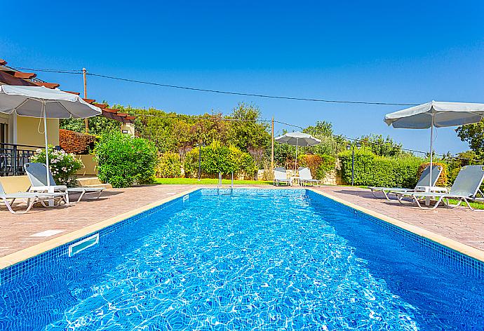 Private pool, terrace, and large garden . - Villa Georgia . (Галерея фотографий) }}