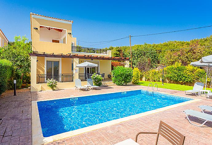 Beautiful villa with private pool, terrace, and large garden . - Villa Georgia . (Galería de imágenes) }}