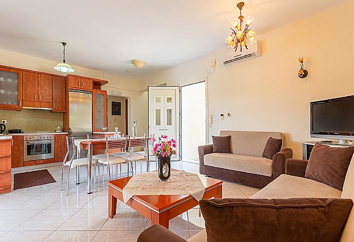 Open-plan living room with sofas, dining area, kitchen, A/C, WiFi internet, satellite TV, DVD player, and terrace access . - Villa Georgia . (Galleria fotografica) }}