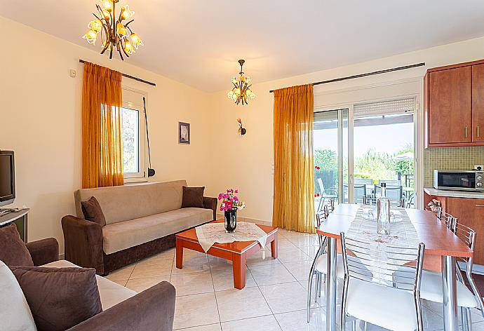 Open-plan living room with sofas, dining area, kitchen, A/C, WiFi internet, satellite TV, DVD player, and terrace access . - Villa Georgia . (Galleria fotografica) }}