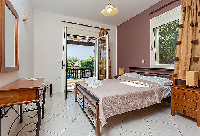 Double bedroom with A/C and terrace access . - Villa Georgia . (Fotogalerie) }}