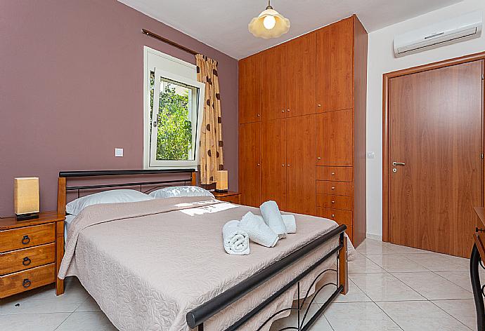 Double bedroom with A/C and terrace access . - Villa Georgia . (Galería de imágenes) }}