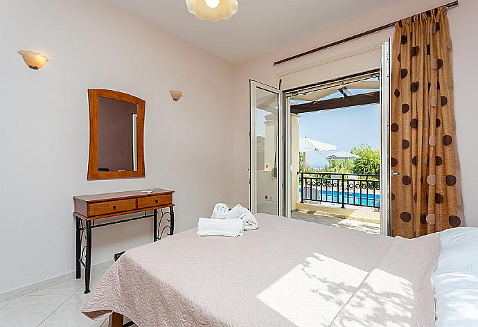 Double bedroom with A/C and terrace access . - Villa Georgia . (Galería de imágenes) }}