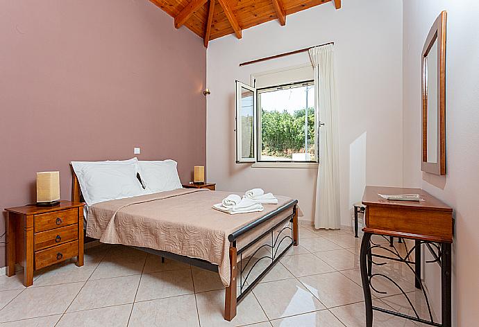 Double bedroom with A/C . - Villa Georgia . (Fotogalerie) }}