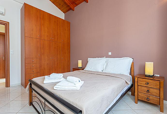 Double bedroom with A/C . - Villa Georgia . (Galleria fotografica) }}