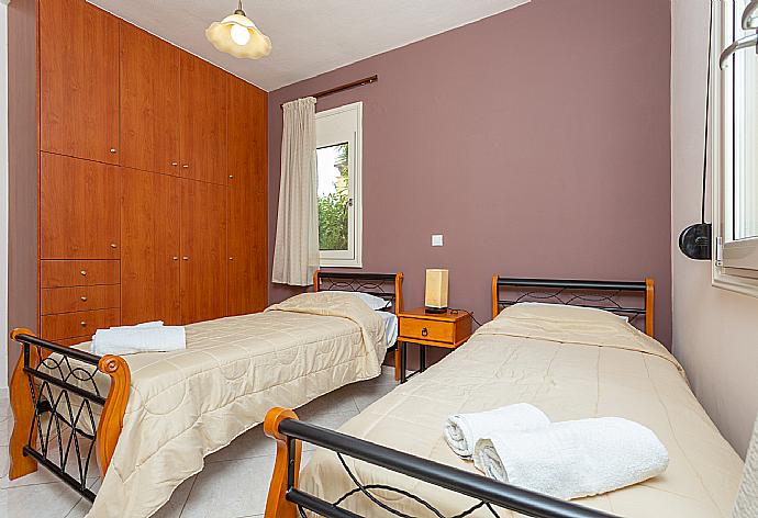 Twin bedroom with A/C . - Villa Georgia . (Галерея фотографий) }}