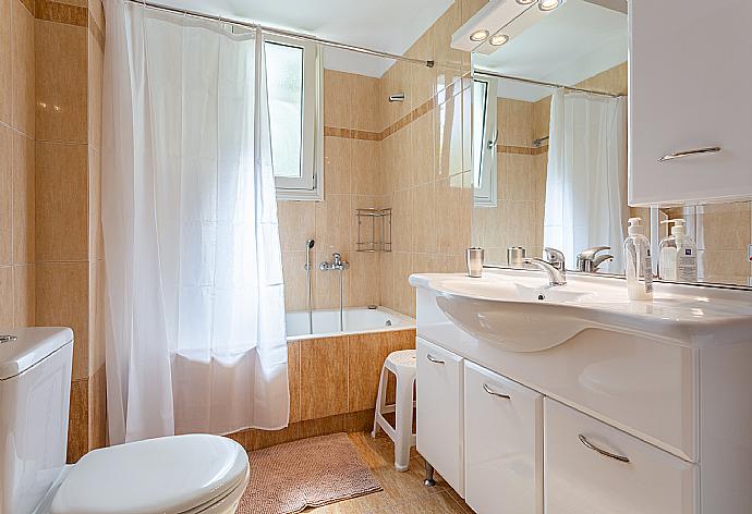 Family bathroom with bath and shower . - Villa Georgia . (Galerie de photos) }}