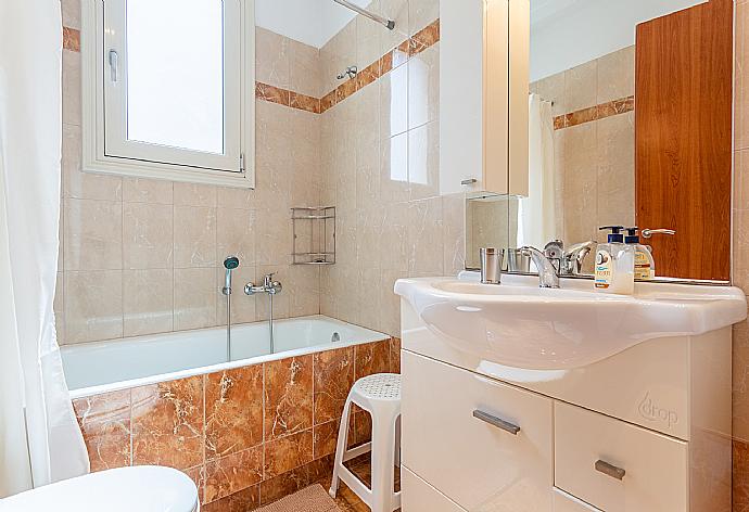 Family bathroom with bath and shower . - Villa Georgia . (Fotogalerie) }}