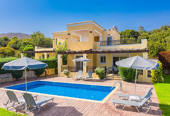 Beautiful villa with private pool, terrace, and large garden . - Villa Georgia . (Galería de imágenes) }}