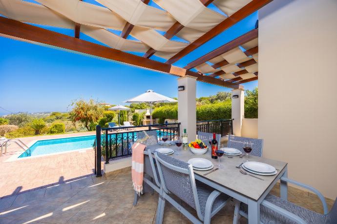 Sheltered terrace area . - Villa Georgia . (Photo Gallery) }}