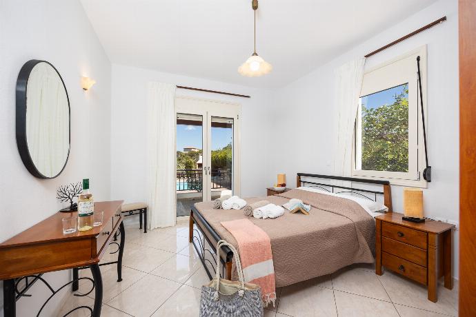 Double bedroom with A/C . - Villa Georgia . (Photo Gallery) }}