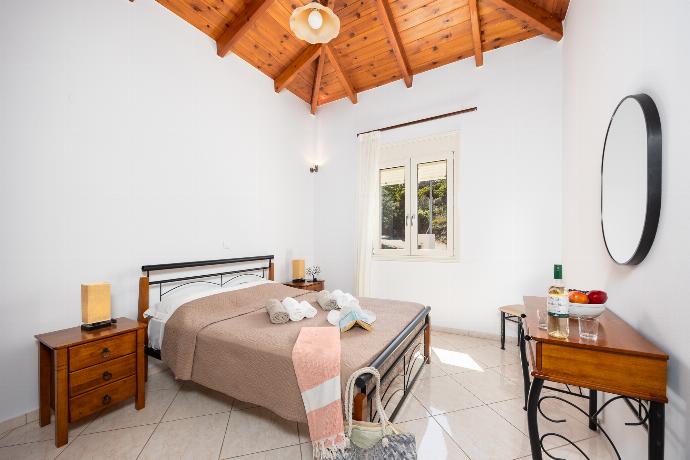 Double bedroom with A/C . - Villa Georgia . (Photo Gallery) }}