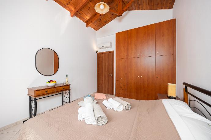 Double bedroom with A/C . - Villa Georgia . (Photo Gallery) }}