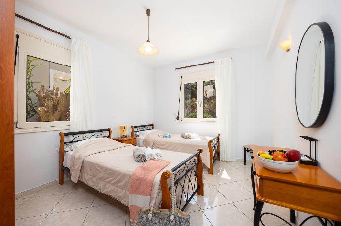 Twin bedroom with A/C . - Villa Georgia . (Photo Gallery) }}