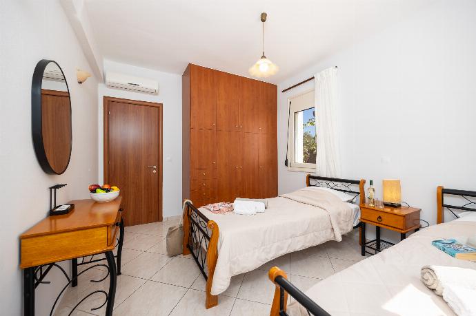 Twin bedroom with A/C . - Villa Georgia . (Photo Gallery) }}