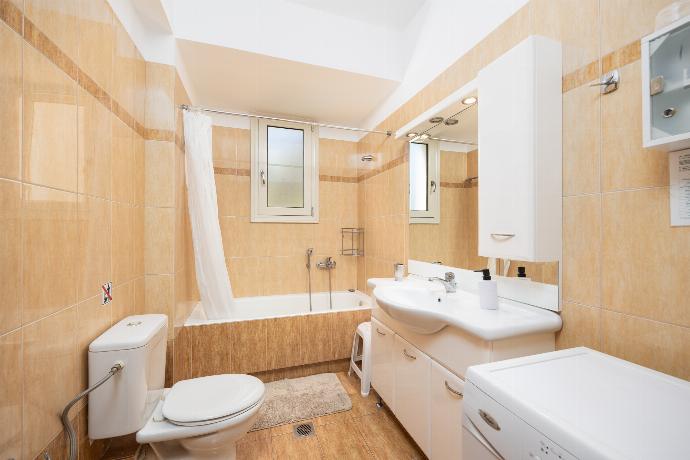 Family bathroom with bath and shower . - Villa Georgia . (Photo Gallery) }}