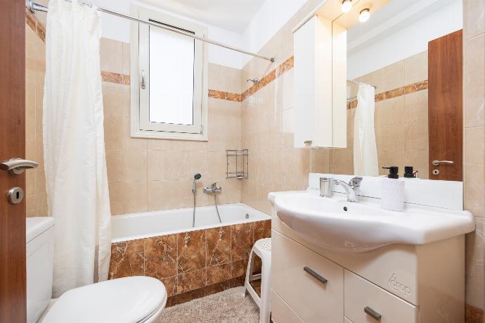 Family bathroom with bath and shower . - Villa Georgia . (Photo Gallery) }}