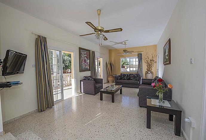 Living room with WiFi, TV, DVD player and terrace access . - Villa Prodromi . (Fotogalerie) }}