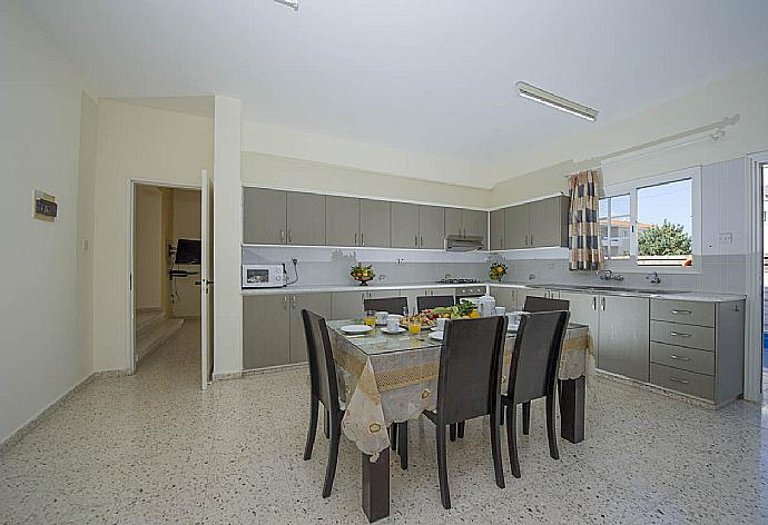 Equipped kitchen and dining area . - Villa Prodromi . (Galería de imágenes) }}